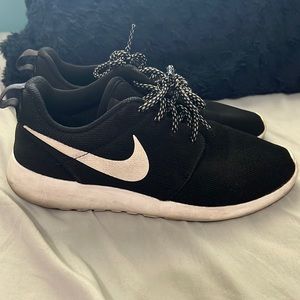 Black and white Nike rosche
